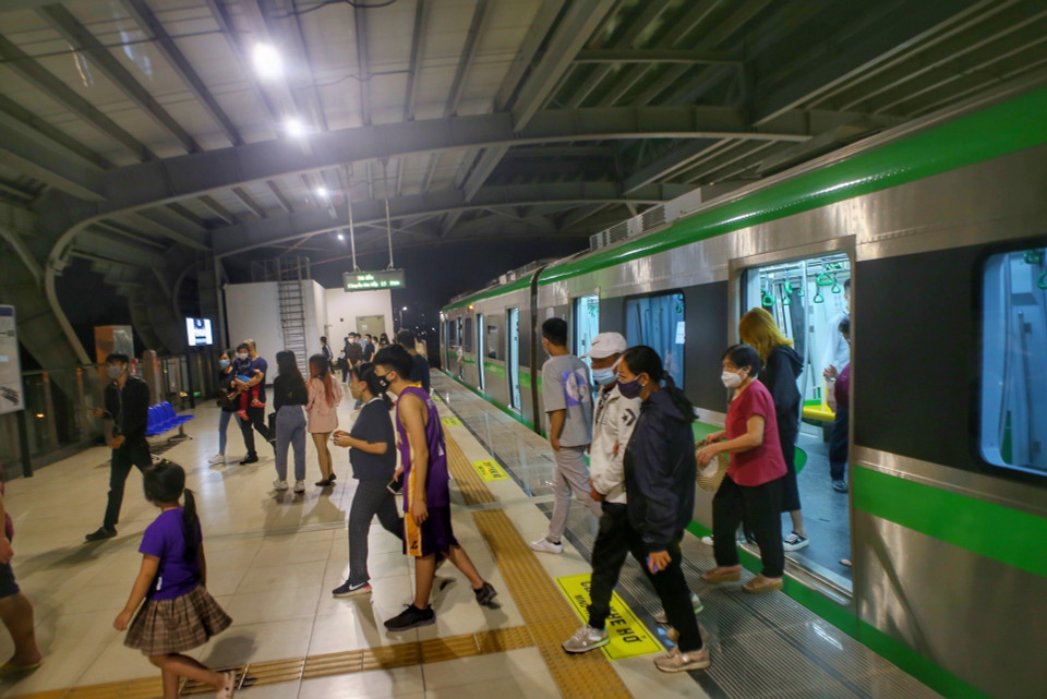 Tàu trả khách ở ga cuối Yên Nghĩa. (Ảnh: Tuấn Đức/TTXVN)