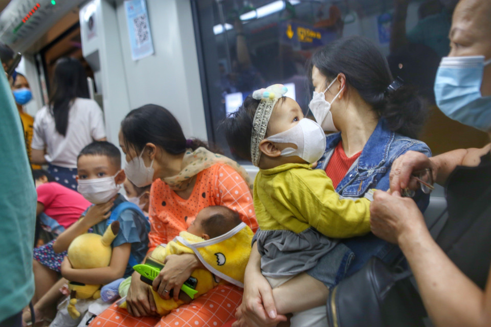 Các em nhỏ được gia đình cho trải nghiệm đi tàu trên cao. (Ảnh: Tuấn Đức/TTXVN)