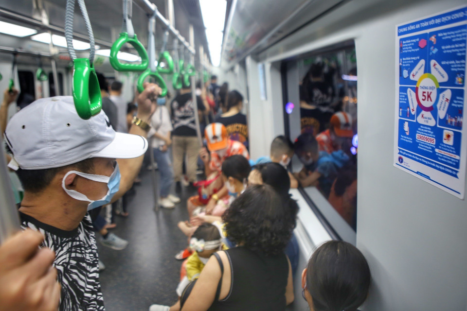 Mọi người đều nghiêm túc đeo khẩu trang, nhưng vẫn không thể đảm bảo giãn cách. (Ảnh: Tuấn Đức/TTXVN)