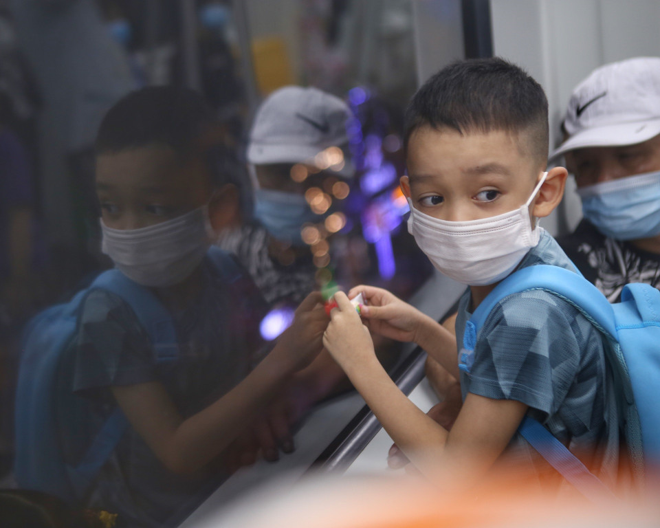 Trẻ nhỏ được trải nghiệm đi tàu trên cao. (Ảnh: Tuấn Đức/TTXVN)