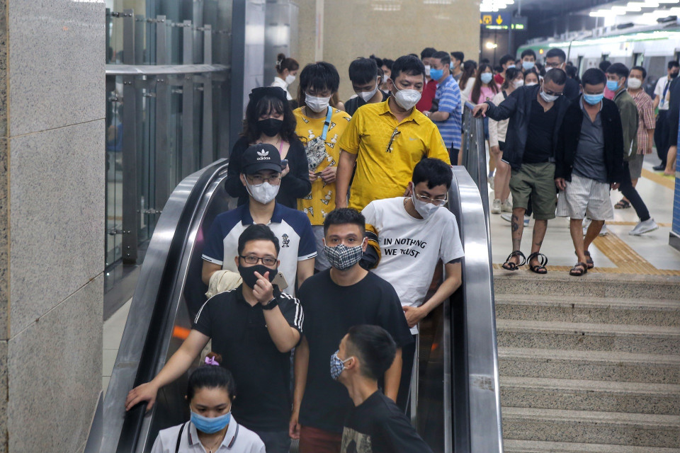 Tuy đã tối nhưng vẫn rất đông người đến đi tàu trên cao. (Ảnh: Tuấn Đức/TTXVN)