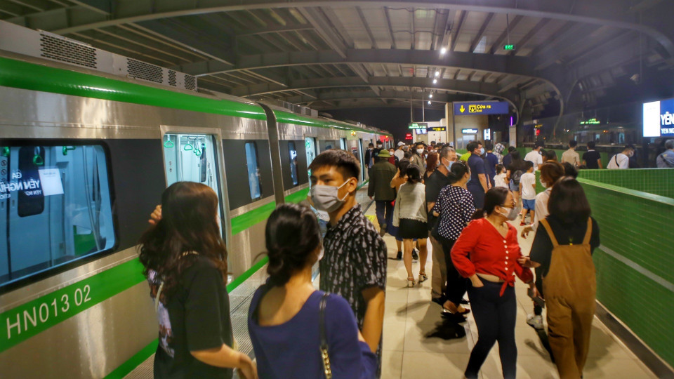 Thường thì khách đông nhất ở ga đầu Cát Linh và ga cuối Yên Nghĩa. (Ảnh: Tuấn Đức/TTXVN)