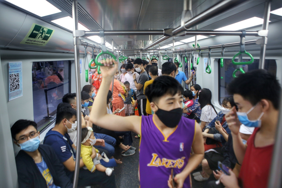 Mỗi toa đa số đều trong tình trạng chật kín khách. (Ảnh: Tuấn Đức/TTXVN)