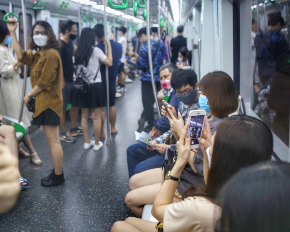 Các bạn trẻ chụp ảnh lưu niệm trên toa. (Ảnh: Tuấn Đức/TTXVN)