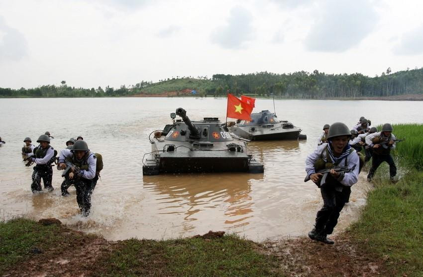 Trung đội tăng phối hợp với hải quân đánh bộ diễn tập tấn công. (Ảnh: Trọng Đức/TTXVN)