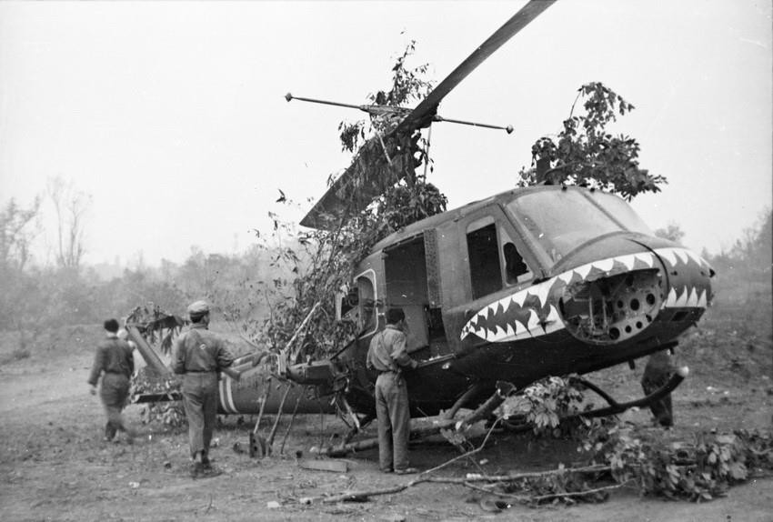 Máy bay lên thẳng của địch bị quân giải phóng tiêu diệt tại Ban Dong trong chiến dịch Đường 9 - Khe Sanh (Quảng Trị). (Ảnh: TTXVN)