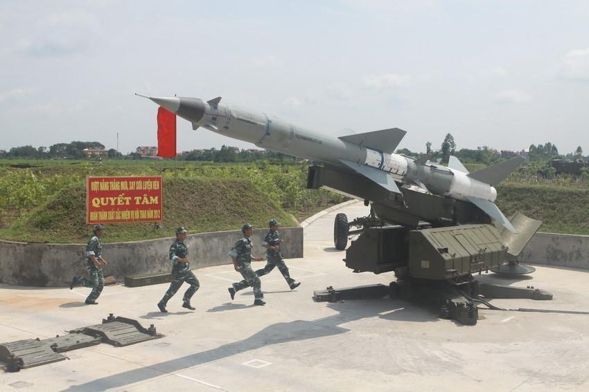 Báo động kíp chiến đấu trong trận địa tên lửa tại hội thi “Hiệp đồng các kíp chiến đấu tên lửa phòng không 2012” (tháng 10/2012). (Ảnh: Trọng Đức/TTXVN)