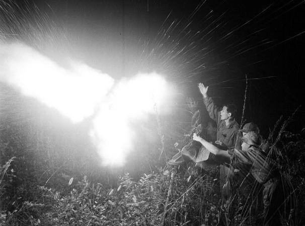  Pháo binh của Quân giải phóng trút bão lửa lên đầu địch trong Chiến dịch Đường 9 - Khe Sanh (Quảng Trị) - chiến dịch làm đòn nghi binh chiến lược cho Cuộc tổng tiến công và nổi dậy Xuân Mậu Thân 1968. (Ảnh: TTXVN)