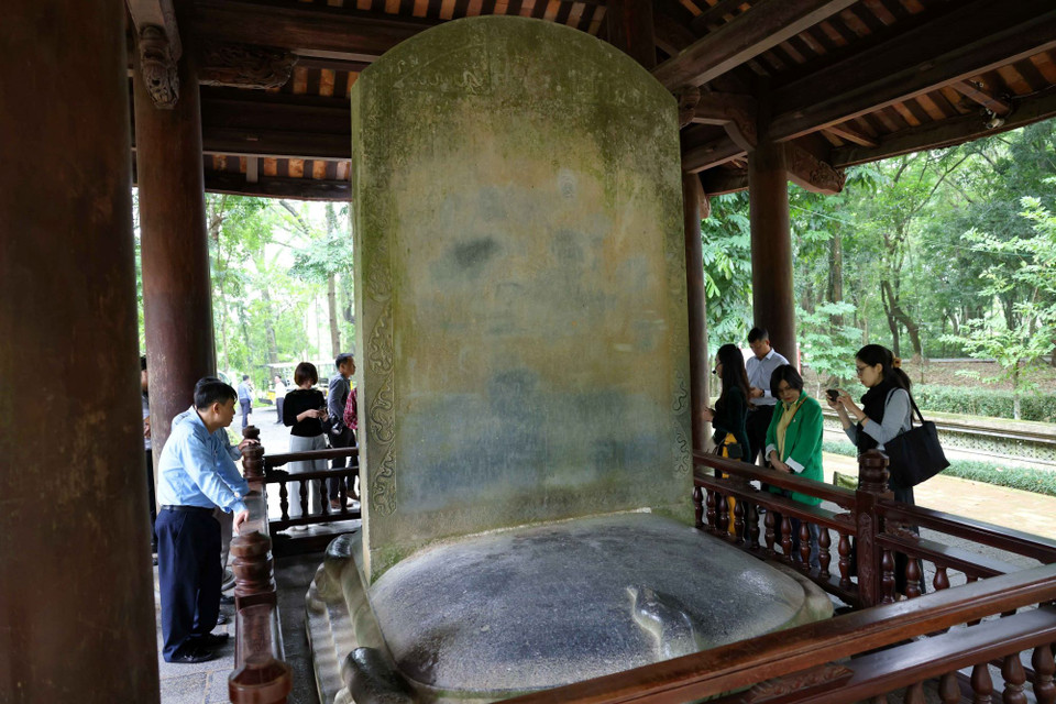 Mặt sau bia, giữa trán khắc hình chữ nhật, hai bên khắc hình rồng, thân dài, trơn, không có vảy, đang uốn lượn, đầu ngẩng cao, chầu vào; từ đỉnh trán bia xuống đế bia khắc hai đường chỉ chạy song song, giữa các đường chỉ nổi mỗi bên cũng được khắc 9 hoa văn hình nửa lá đề nối tiếp nhau từ đỉnh bia đến đế bia... (Ảnh: Thanh Tùng/TTXVN)