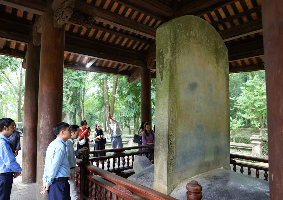 Dưới đế bia là con rùa lớn trong tư thế bơi, đầu vươn cao, lưng nhô, 4 chân rõ ràng với 6 móng, gồm 5 móng nổi và 1 móng đục lõm, đuôi rùa to, vắt mềm mại lên lưng, phía dưới bụng rùa sát đế khắc 3 đường gờ nổi chau chuốt với kỹ thuật chế tác đều bằng phương pháp thủ công. (Ảnh: Thanh Tùng/TTXVN)