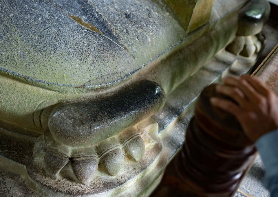 Rùa đội bia Vĩnh Lăng có 6 móng (5 móng nổi và 1 móng đục lõm). (Ảnh: Thanh Tùng/TTXVN)