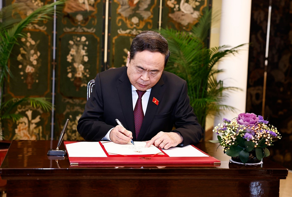 Chủ tịch Quốc hội Trần Thanh Mẫn ký sổ vàng lưu niệm. (Ảnh: Doãn Tấn/TTXVN)