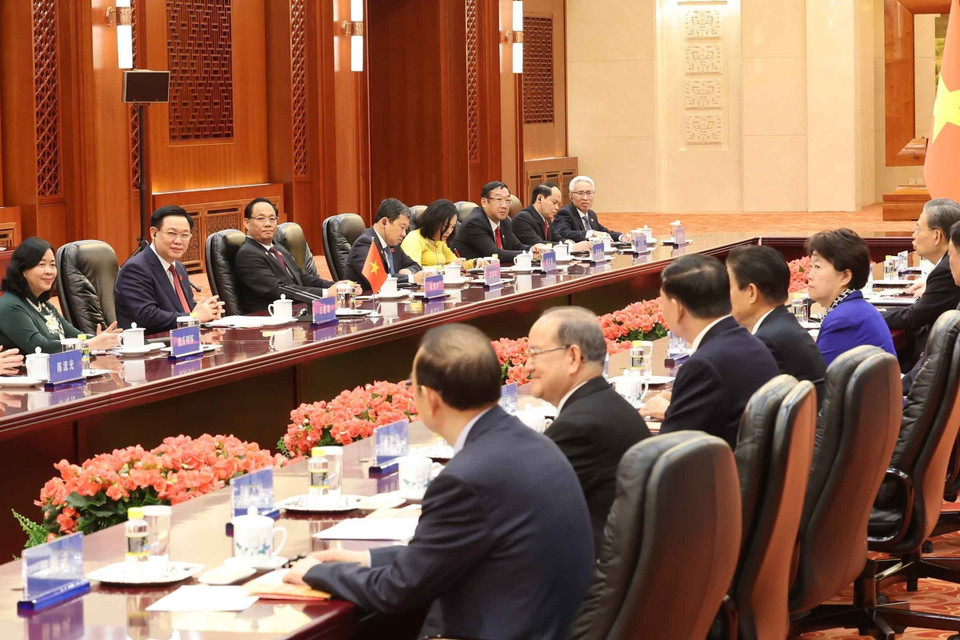 Chủ tịch Quốc hội Vương Đình Huệ hội đàm với Ủy viên trưởng Ủy ban Thường vụ Nhân đại toàn quốc Trung Quốc Triệu Lạc Tế. (Ảnh: Nhan Sáng/TTXVN)