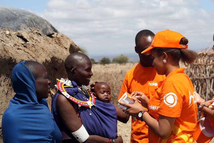 Người Maasai hào hứng với mạng viễn thông Halotel vừa được Viettel khai trương tại Tanzania bởi chất lượng sóng tốt và giá thành hợp lý. (Ảnh: T.H/Vietnam+)