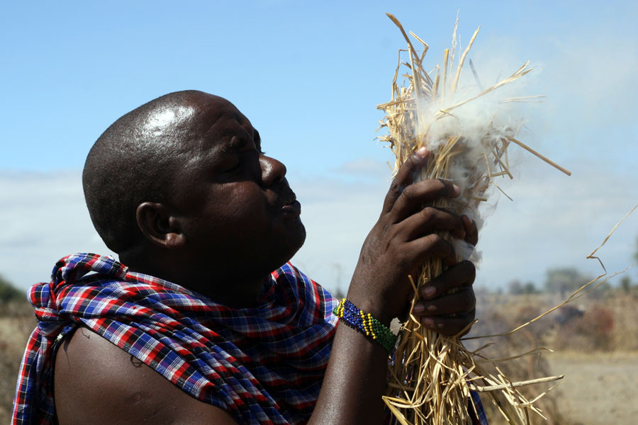 Mồi lửa đã được làm xong nhờ thổi hơi hoặc sức gió. (Ảnh: T.H/Vietnam+)