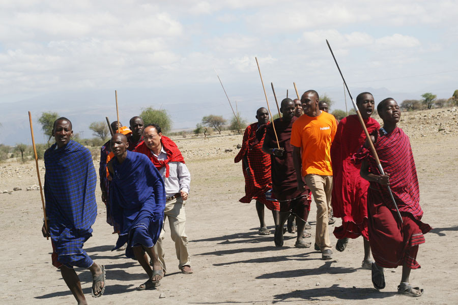 Cùng nhảy múa với du khách. (Ảnh: T.H/Vietnam+)
