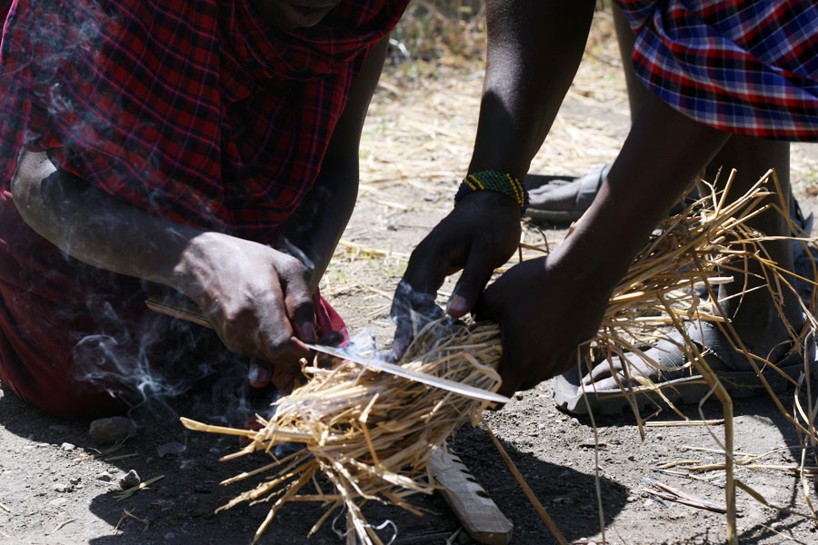 ...sau khi cọ sát đã sinh ra lửa từ mùn của thanh gỗ để lại. Họ cho ít mùn bén lửa vào rơm để tạo ra ngọn lửa lớn. (Ảnh: T.H/Vietnam+)