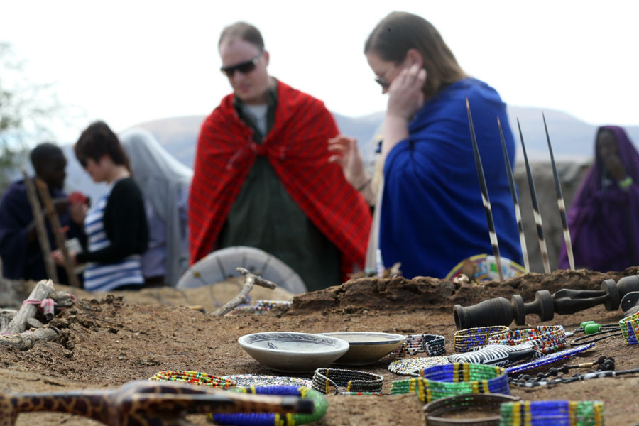 Rất nhiều khách du lịch đã tìm đến để chiêm ngưỡng nét độc đáo của ngôi làng người Maasai. Những món hàng thổ cẩm cũng là món quà được ưa thích. (Ảnh: T.H/Vietnam+)