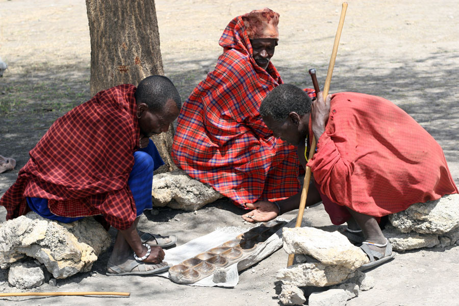 Những người già thì chơi cờ được làm bằng thân cây gỗ và những viên sỏi. (Ảnh: T.H/Vietnam+)