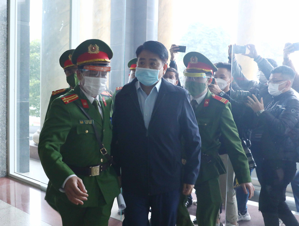 Bị cáo Nguyễn Đức Chung (cựu Chủ tịch Ủy ban Nhân dân thành phố Hà Nội) được lực lượng chức năng dẫn giải đến phiên tòa. (Ảnh: Phạm Kiên/TTXVN)