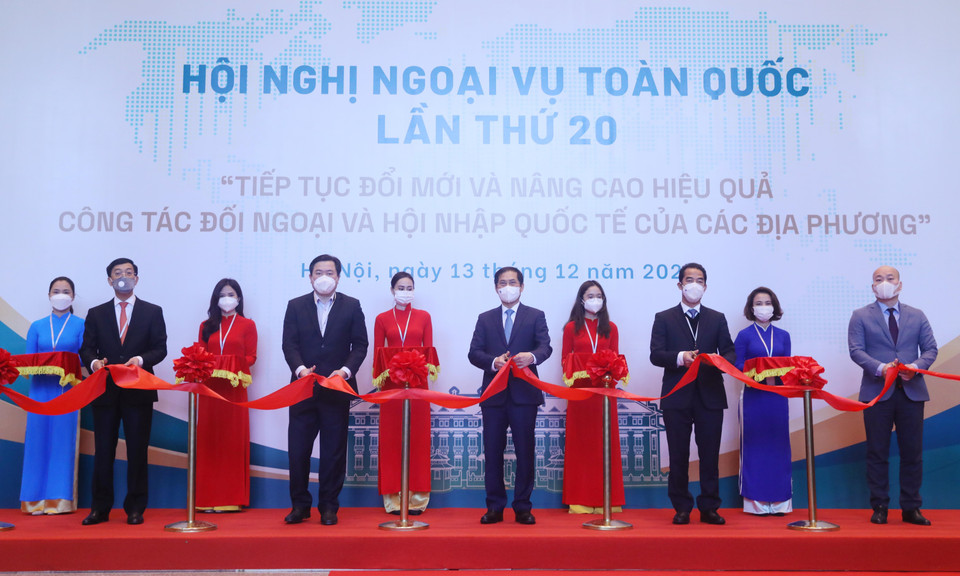 Bộ trưởng Bộ Ngoại giao Bùi Thanh Sơn và các đại biểu cắt băng khai trương trưng bày sản phẩm thương hiệu Việt Nam. (Ảnhh: Lâm Khánh/TTXVN)