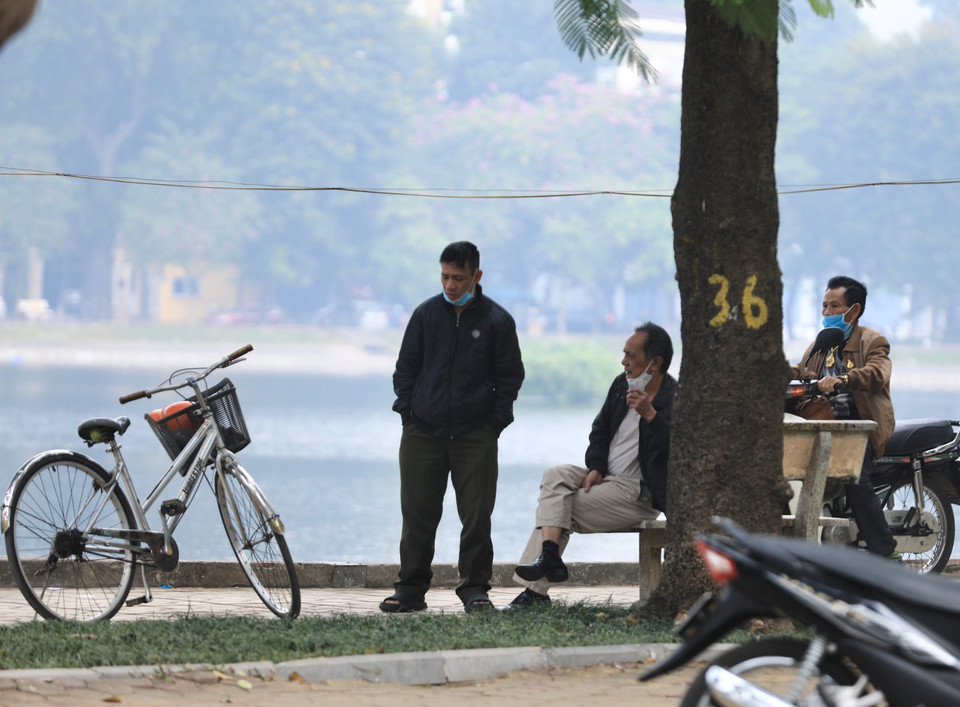 Nhiều người dân Thủ đô vẫn chủ quan trong công tác phòng dịch (ảnh chụp tại ven hồ Thiền Quang sáng 10/12/2021). (Ảnh: Hoàng Hiếu/TTXVN)
