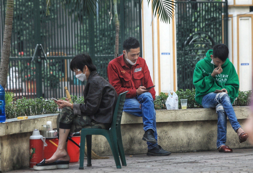 Vẫn còn tình trạng các quán bán nước vỉa hè không đảm bảo công tác phòng chống dịch. (Ảnh: Tuấn Anh/TTXVN)