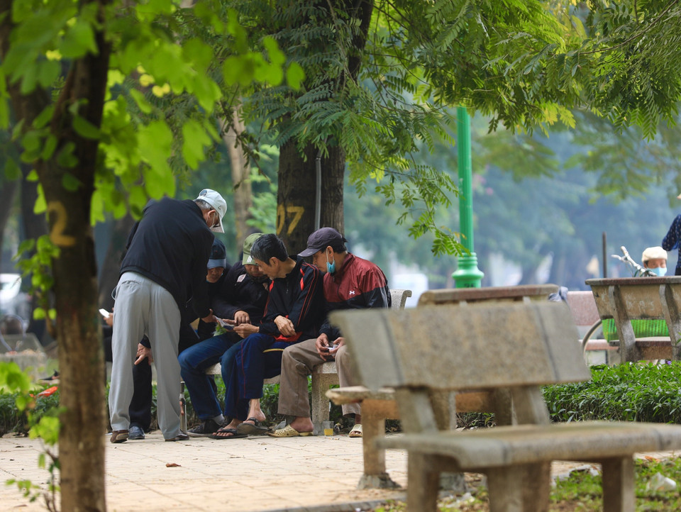 Nhiều người dân vẫn chưa tuân thủ thông điệp 5K khi tình hình dịch COVID-19 tại Hà Nội vẫn đang diễn biến phức tạp (ảnh chụp tại ven hồ Thiền Quang sáng 10/12/2021). (Ảnh: Hoàng Hiếu/TTXVN)