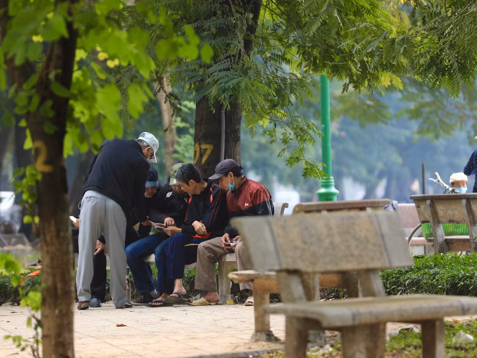 Nhiều người dân vẫn chưa tuân thủ thông điệp 5K khi tình hình dịch COVID-19 tại Hà Nội vẫn đang diễn biến phức tạp (ảnh chụp tại ven hồ Thiền Quang sáng 10/12/2021). (Ảnh: Hoàng Hiếu/TTXVN)