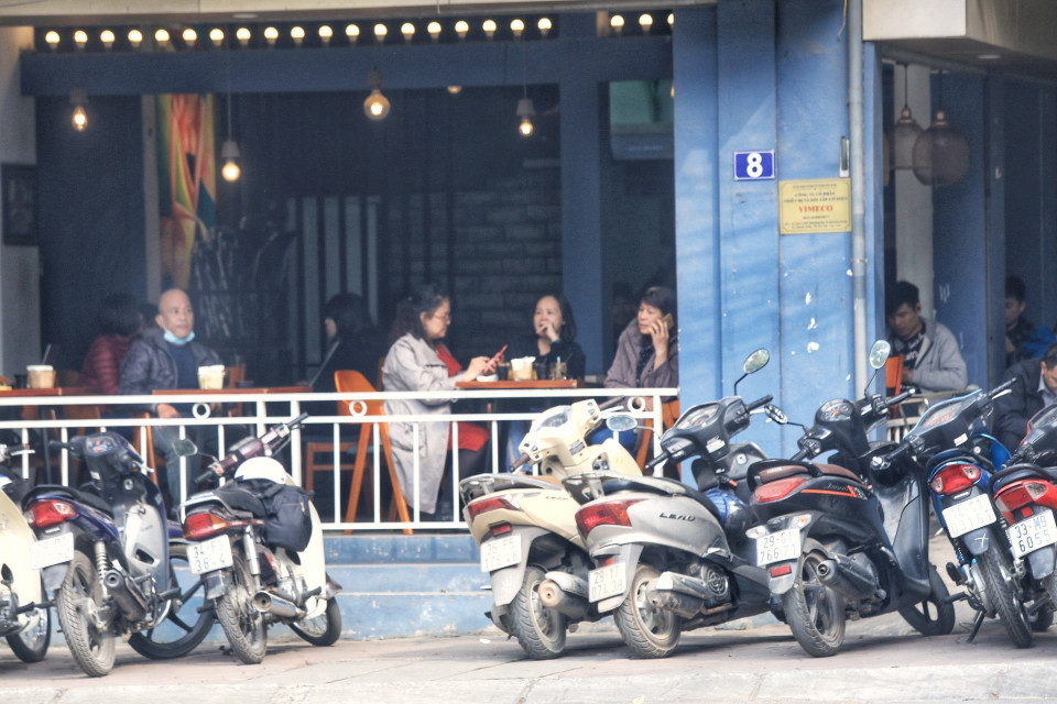 Khách hàng ngồi uống càphê không đảm bảo công tác phòng chống dịch. (Ảnh: Tuấn Anh/TTXVN)