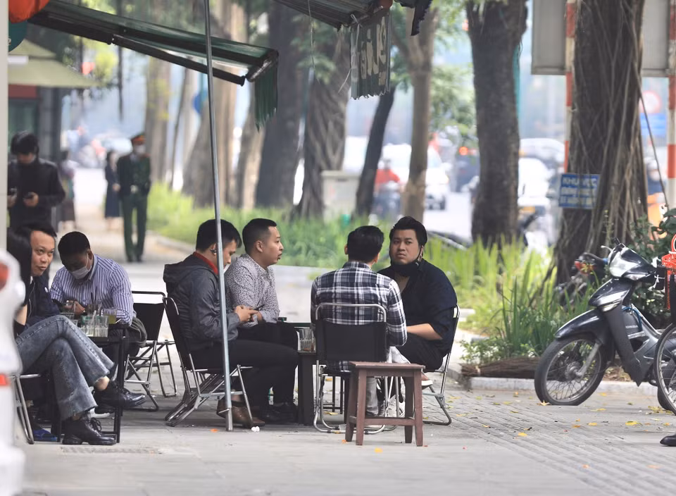 Một quán càphê trên phố Trần Hưng Đạo kinh doanh lấn chiếm vỉa hè, để khách ngồi không đảm bảo khoảng cách phòng dịch. (Ảnh: Hoàng Hiếu/TTXVN)