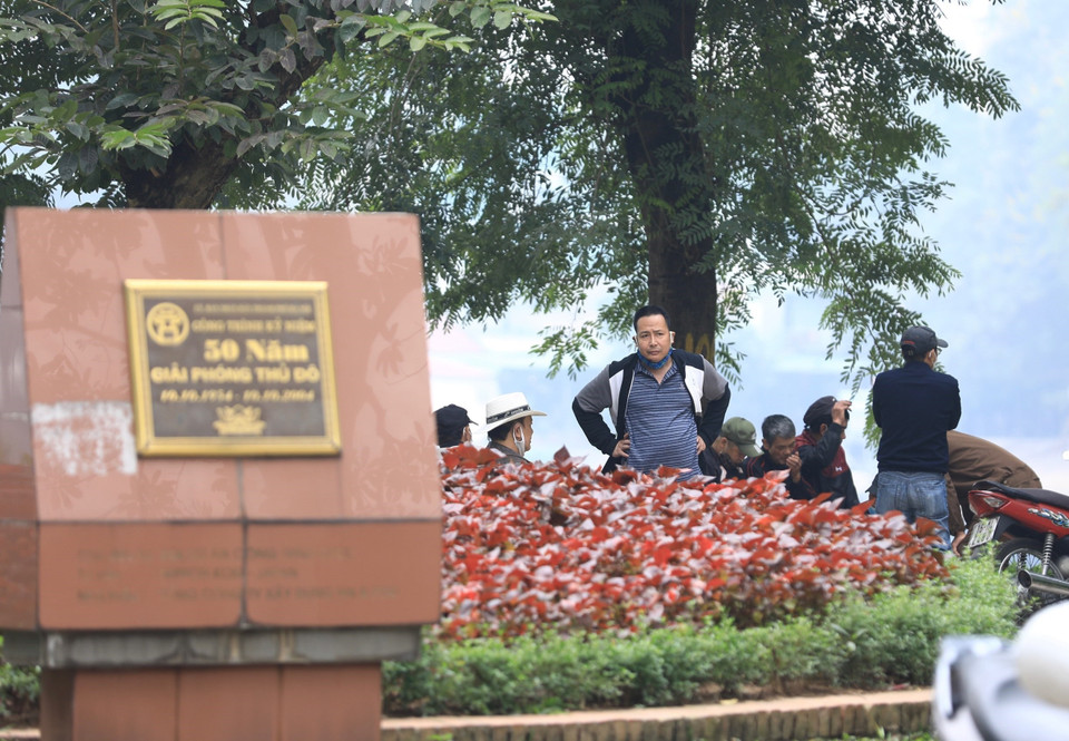 Nhiều người dân Thủ đô vẫn chủ quan trong công tác phòng dịch (ảnh chụp tại ven hồ Thiền Quang sáng 10/12/2021). (Ảnh: Tuấn Anh/TTXVN)