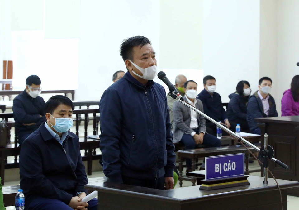 Bị cáo Võ Tiến Hùng (sinh năm 1967, cựu Tổng Giám đốc Công ty TNHH MTV Thoát nước Hà Nội) khai báo trước tòa. (Ảnh: Phạm Kiên/TTXVN)