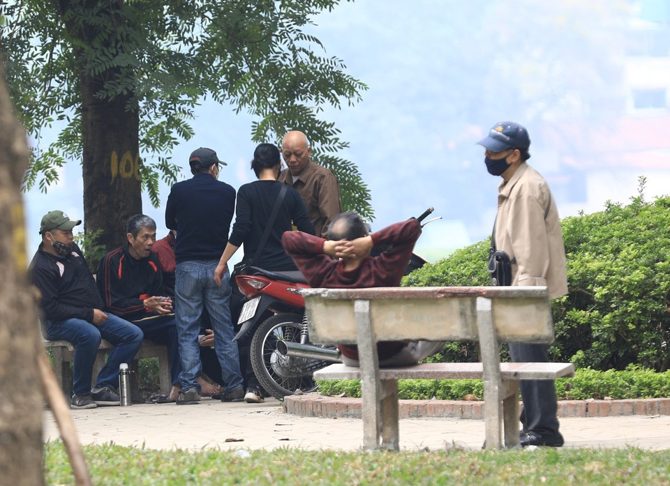 Nhiều người dân vẫn chưa tuân thủ thông điệp 5K khi tình hình dịch COVID-19 tại Hà Nội vẫn đang diễn biến phức tạp (ảnh chụp tại ven hồ Thiền Quang sáng 10/12/2021). (Ảnh: Hoàng Hiếu/TTXVN)