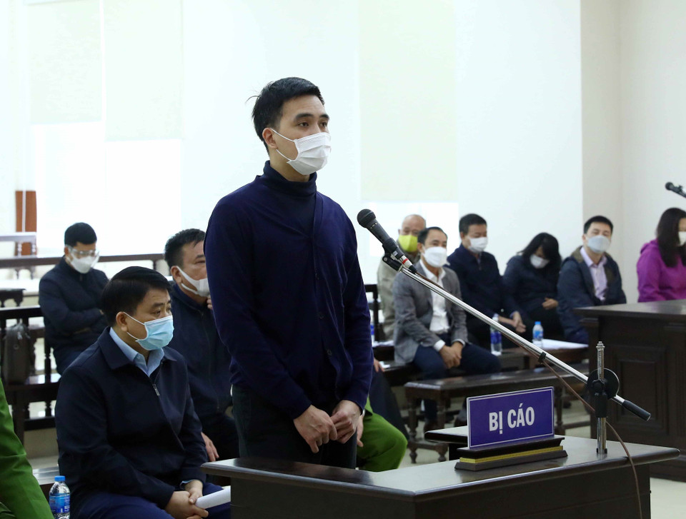 Bị cáo Nguyễn Trường Giang (sinh năm 1984, cựu Giám đốc Công ty TNHH Thương mại Dịch vụ Arktic - Công ty Arktic) khai báo trước tòa. (Ảnh: Phạm Kiên/TTXVN)