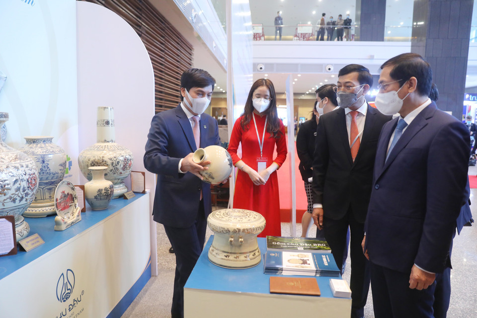 Bộ trưởng Bộ Ngoại giao Bùi Thanh Sơn và các đại biểu tham quan trưng bày sản phẩm thương hiệu Việt Nam. 