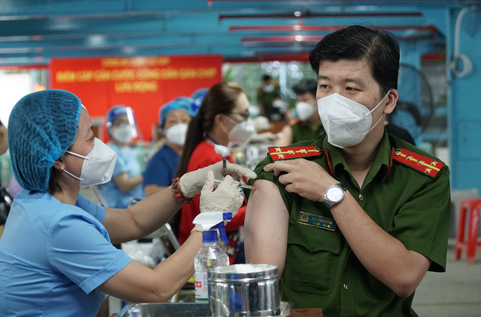 Một số quận huyện tại Thành phố Hồ Chí Minh tiến hành tiêm vaccine phòng COVID-19 liều bổ sung và nhắc lại cho lực lượng tuyến đầu. (Ảnh: Thu Hương/TTXVN)