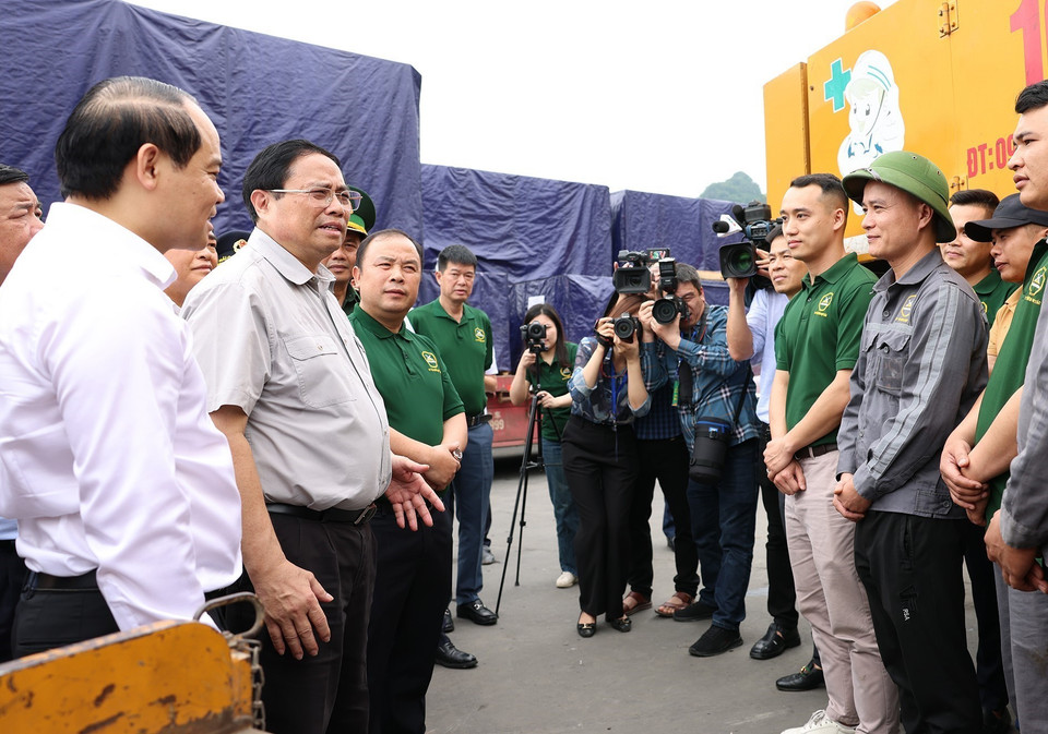 Thủ tướng Phạm Minh Chính thăm người lao động làm việc tại Cửa khẩu quốc tế Hữu Nghị. (Ảnh: Dương Giang/TTXVN)