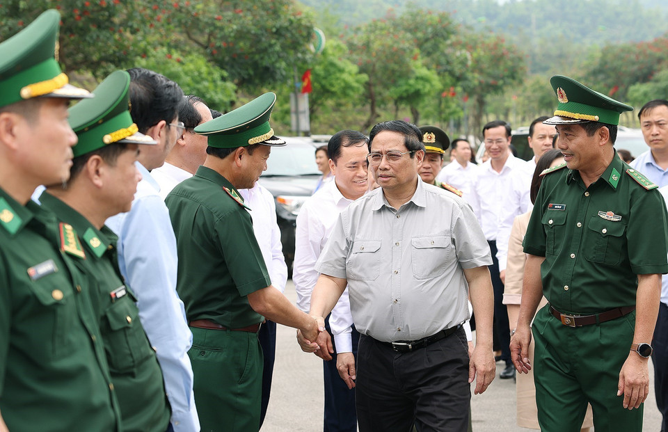 Thủ tướng Phạm Minh Chính thăm các lực lượng đang làm nhiệm vụ tại Cửa khẩu quốc tế Hữu Nghị, tỉnh Lạng Sơn. (Ảnh: Dương Giang/TTXVN)