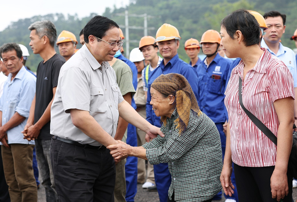 Thủ tướng Phạm Minh Chính thăm nhân dân vùng dự án cải tạo, nâng cấp Quốc lộ 4B, đoạn qua địa bàn tỉnh Lạng Sơn. (Ảnh: Dương Giang/TTXVN)