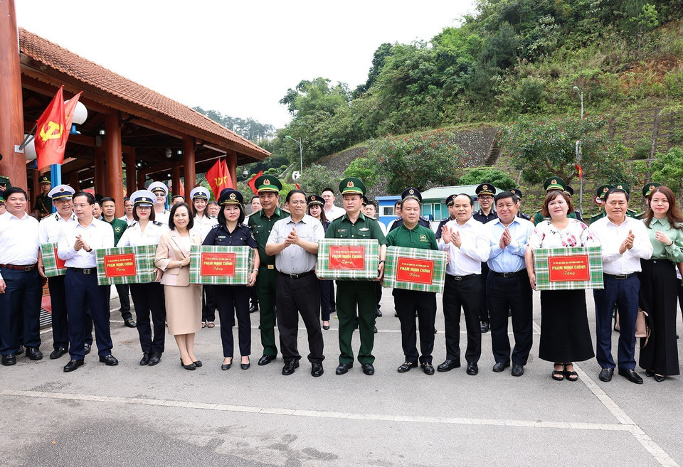 Thủ tướng Phạm Minh Chính tặng quà các lực lượng đang làm nhiệm vụ tại Cửa khẩu Quốc tế Hữu Nghị, tỉnh Lạng Sơn. (Ảnh: Dương Giang/TTXVN)