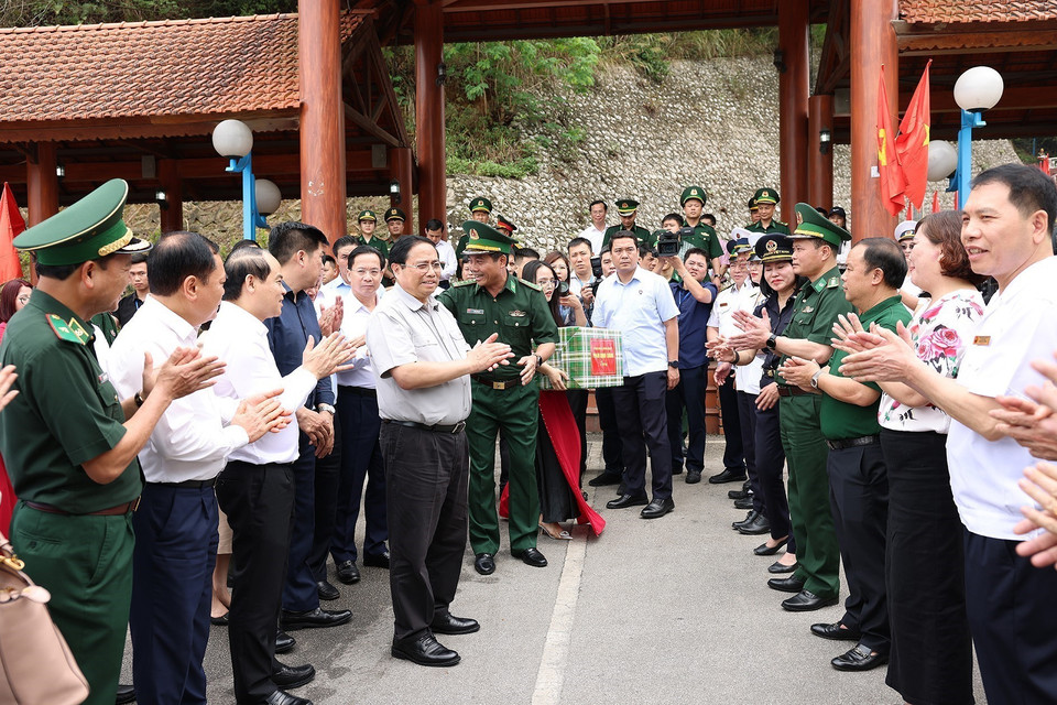 Thủ tướng Phạm Minh Chính thăm các lực lượng đang làm nhiệm vụ tại Cửa khẩu quốc tế Hữu Nghị, tỉnh Lạng Sơn. (Ảnh: Dương Giang/TTXVN)