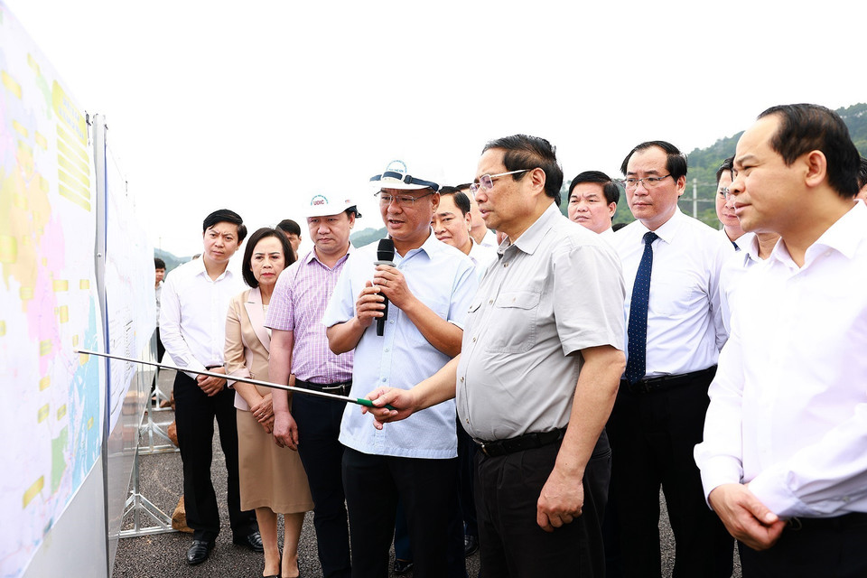 Thủ tướng Phạm Minh Chính kiểm tra tiến độ Dự án cải tạo, nâng cấp Quốc lộ 4B, đoạn Km18-Km80 qua địa bàn tỉnh Lạng Sơn. (Ảnh: Dương Giang/TTXVN)
