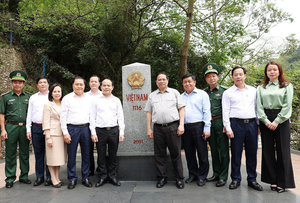 Thủ tướng Phạm Minh Chính kiểm tra khu vực cột mốc biên giới 1116 tại Cửa khẩu quốc tế Hữu Nghị, tỉnh Lạng Sơn. (Ảnh: Dương Giang/TTXVN)