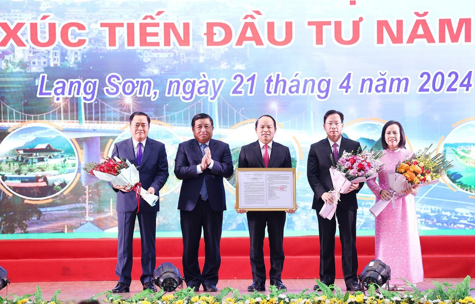 Bộ trưởng Bộ Kế hoạch và Đầu tư Nguyễn Chí Dũng trao Quyết định phê duyệt quy hoạch tỉnh Lạng Sơn thời kỳ 2021-2030, tầm nhìn đến năm 2050 cho lãnh đạo tỉnh Lạng Sơn. (Ảnh: Dương Giang/TTXVN)