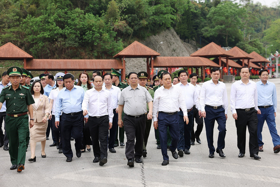 Thủ tướng Phạm Minh Chính thị sát khu vực Cửa khẩu quốc tế Hữu Nghị, tỉnh Lạng Sơn. (Ảnh: Dương Giang/TTXVN)