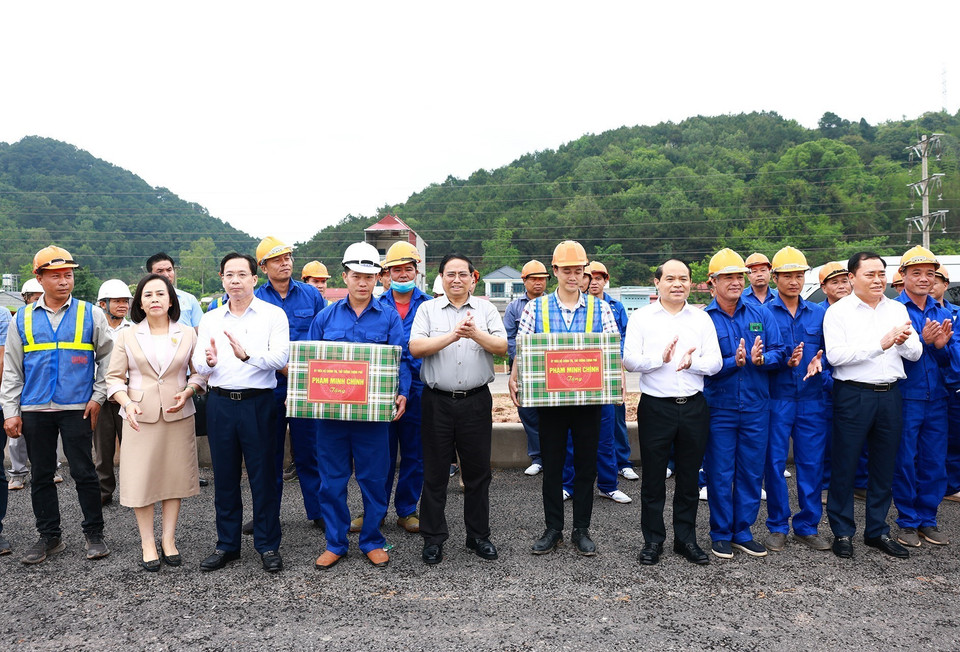Thủ tướng Phạm Minh Chính tặng quà cho công nhân thi công Dự án cải tạo, nâng cấp quốc lộ 4B, đoạn qua địa bàn tỉnh Lạng Sơn. (Ảnh: Dương Giang/TTXVN)