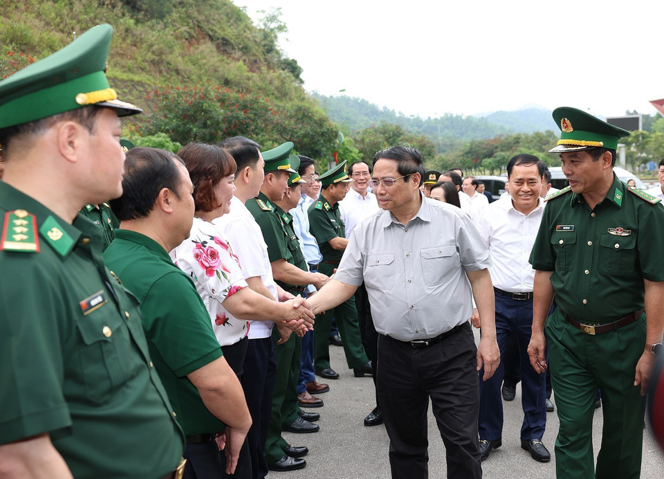 Thủ tướng Phạm Minh Chính thăm các lực lượng đang làm nhiệm vụ tại Cửa khẩu quốc tế Hữu Nghị, tỉnh Lạng Sơn. (Ảnh: Dương Giang/TTXVN)