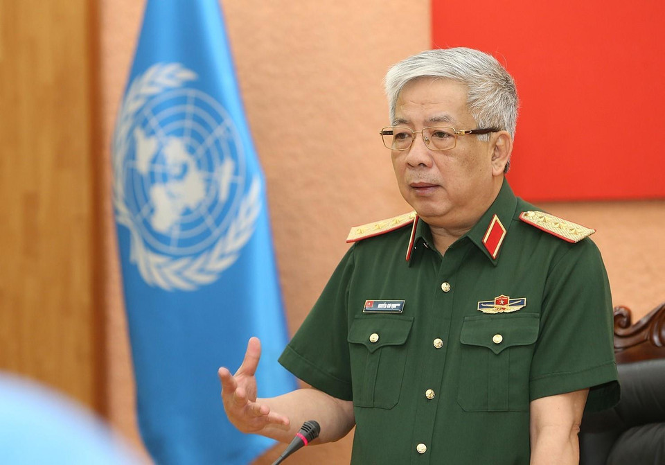 Thượng tướng Nguyễn Chí Vịnh phát biểu giao nhiệm vụ cho các sĩ quan đi làm nhiệm vụ gìn giữ hòa bình Liên hợp quốc tại Nam Sudan và Cộng hòa Trung Phi. (Ảnh: Dương Giang/TTXVN)