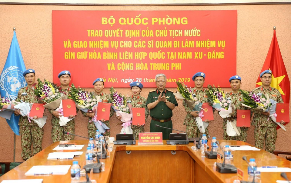 Thượng tướng Nguyễn Chí Vịnh trao Quyết định của Chủ tịch nước cho các sỹ quan đi làm nhiệm vụ gìn giữ hòa bình Liên hợp quốc tại Nam Sudan và Cộng hòa Trung Phi. (Ảnh: Dương Giang/ TTXVN)